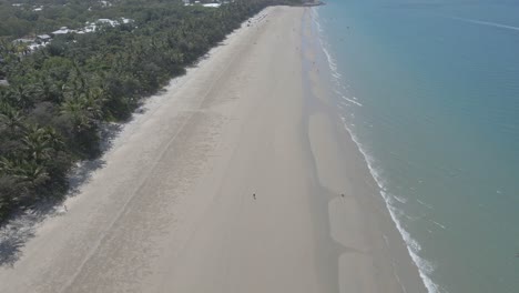 Top-View-Of-The-Tourists-Walking-Along-The-White-Sand-Of-The-Four-Mile-Beach-In-Port-Douglas-In-FNQ,-Australia