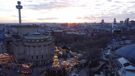 Liverpool-City-Weihnachtsmarkt-Sonnenuntergang-Skyline-Neigung-Bis-Zum-Wahrzeichen-Der-Stadt-Radio-City-Luftaufnahme