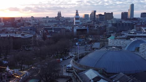 Sonnenuntergang-über-Der-Stadt-Liverpool-Zeitgenössische-Skyline-Mit-Ikonischen-Gebäuden-über-Dem-Horizont-Luftaufnahme-Nach-Rechts-Schwenken