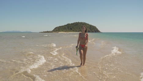 Mujer-Vacacionista-En-Bikini-Caminando-Por-Las-Olas-De-La-Playa-De-La-Isla-De-Langford-En-Queensland,-Australia