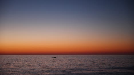 Silhouette-Eines-Bootes,-Das-Bei-Sonnenuntergang-Das-Mittelmeer-überquert