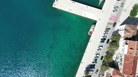 Overhead-Overhead-Birds-Eye-View-Makarska-Seafront-Kroatien-Dalmatien-Küste-Drohne-Luftaufnahme