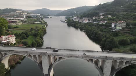 Luftbild-Nach-Vorn-über-Eine-Brücke-In-Entre-Os-Rios