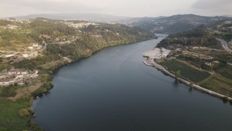 Panoramablick-Aus-Der-Luft-Auf-Ein-Wunderschönes-Douro-Tal