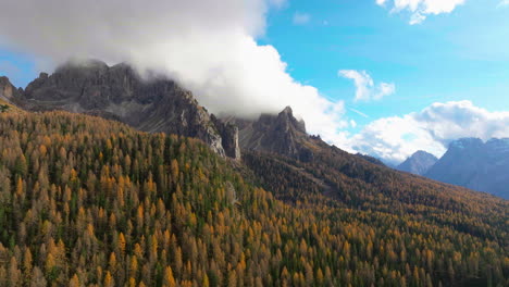 Fliegen-über-Dichte-Tre-Cime-Bewaldetes-Tal-Luftbild-In-Richtung-Bewölkter-Gipfel-Der-Südtiroler-Berge