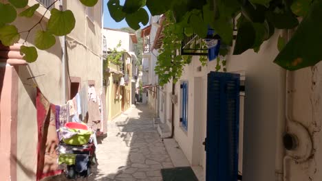 Clothes-drying-in-the-sun,-picturesque-alley-of-Parga-town,-Greece