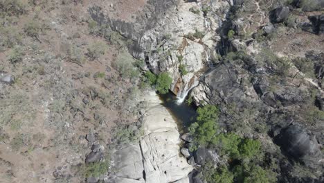 Luftaufnahme-Des-Wasserfalls,-Der-Durch-Granitfelsen-Im-Regenwald-Kaskadiert