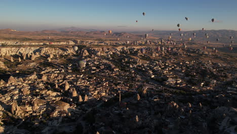 Heißluftballons-über-Göreme,-Kappadokien,-Türkei