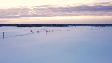Kalte-Ländliche-Malerische-Schneebedeckte-Landschaft-Straße-Winterlandschaft-Luftaufnahme-Bei-Sonnenaufgang