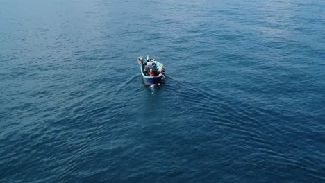 Siguiendo-Un-Barco-De-Pesca-Navegando-Por-El-Mar-Mediterráneo-Desde-El-Cielo