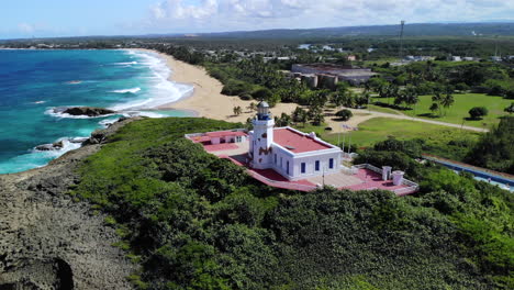 Drohnenkreis-Um-Einen-Leuchtturm-In-Arecibo-Puerto-Rico-Geschossen