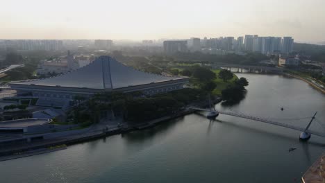 Luftdrohnenaufnahme-Des-Indoor-Stadions-In-Singapur-Bei-Sonnenaufgang