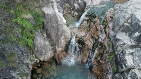 Statische-Luftaufnahme-über-Den-Wasserfall-Portala-Do-Homem
