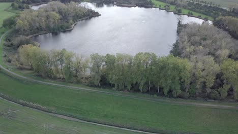 Drohnenaufnahme-Des-Vom-Deich-Umgebenen-Sees-In-Den-Niederlanden