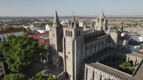 Alte-Kathedrale-Von-Evora-Und-Umliegende-Landschaft,-Portugal