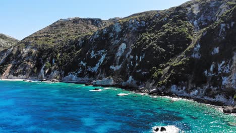 Agia-Eleni-Auf-Der-Insel-Kefalonia,-Griechenland---Wunderschöner-Felsiger-Wilder-Strand-Mit-Türkisfarbenem-Wasser-Und-Kalksteinfelsenlandschaft---Luftdrohnen-dolly-aufnahme
