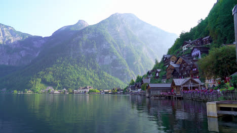 Hallstatt-village-on-Hallstatter-lake-in-Austrian-Alps,-Austria