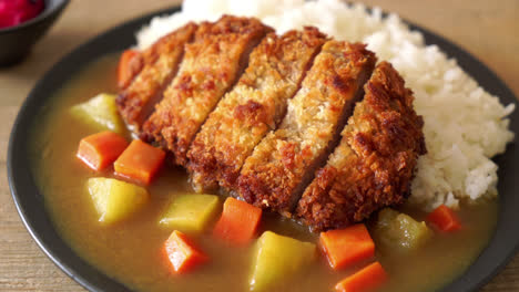 Crispy-fried-pork-cutlet-with-curry-and-rice