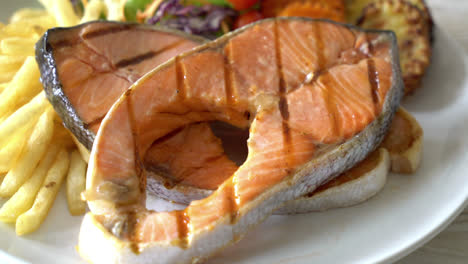 grilled-salmon-steak-fillet-with-vegetable