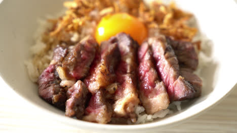 sliced-beef-on-topped-rice-bowl-with-egg