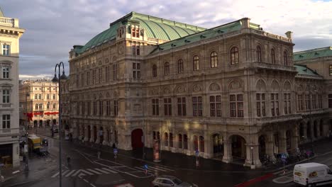 Schwenk-über-Das-Panorama-Der-Wiener-Oper-Bei-Sonnenuntergang