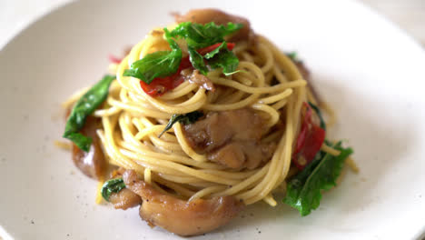 Gebratene-Spaghetti-Mit-Hähnchen-Und-Basilikum