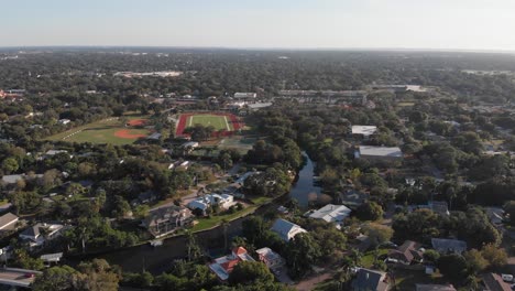 Luftaufnahme-Des-Tropischen-Florida-Viertels-Mit-Fußballplatz-In-Der-Nähe-Von-Bayou