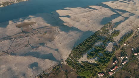 Die-Friedliche-Adriatische-Landschaft-Kroatiens-Mit-Häusern-An-Einem-Kleinen-Waldrand---Luftaufnahme