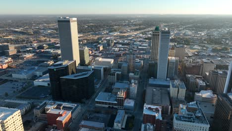 Skyline-Von-Tulsa-Oklahoma.-Luftdrohnenansicht-Bei-Sonnenaufgang
