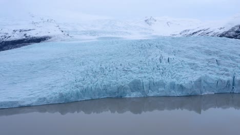 Vista-Aérea-Del-Lago-Glaciar-Fjallsarlon-En-Islandia---Disparo-De-Drones