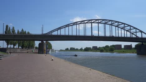 Schwenkansicht-Der-John-Frost-Bridge-In-Arnhem-Niederlande