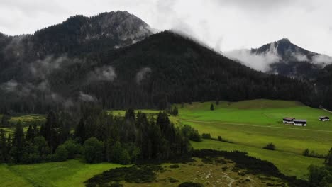 Malerischer-Luftblick-Auf-Das-Alpental-Mit-In-Wolken-Versteckten-Bergen