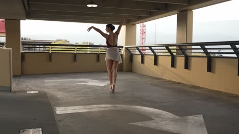 Hermosa-Bailarina-Sola-En-Un-Parkade-De-La-Ciudad