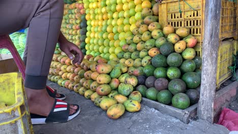 El-Comerciante-Está-Arreglando-El-Mango-En-La-Exhibición-De-La-Tienda