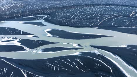 Seitliche-Luftaufnahme-Des-Wunderschönen-Gestreamten-Su-La-Gletscherflusses-Während-Des-Sonnigen-Tages-In-Island
