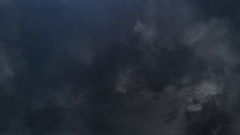 Fliegen-Durch-Ein-Gewitter-In-Cumulonimbus-Wolken,-Die-Sich-Am-Himmel-Bewegen