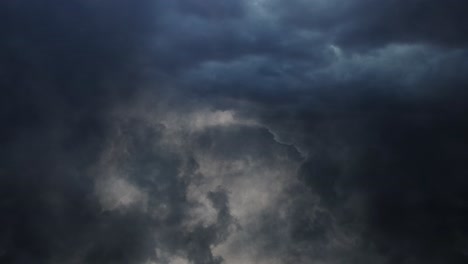Tormenta-Dentro-De-Nubes-Oscuras-Moviéndose-En-El-Cielo