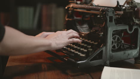 Frau-Tippt-Auf-Schreibmaschine,-Zieht-Sich-Langsam-Heraus,-Während-Frau-Auf-Alter-Unterholz-Schreibmaschine-Tippt