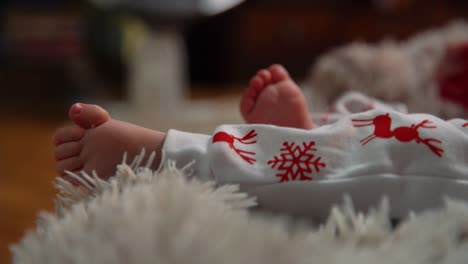 Fotografieren-Sie-Die-Bewegungen-Der-Beine-Des-Babys-In-Neujahrskleidung-Von-Der-Linken-Seite
