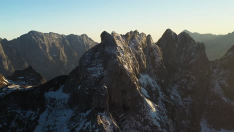 Rotierende-Drohnenaufnahme-Des-Schneebedeckten-Berges-Mangart-In-Den-Julischen-Alpen-In-Slowenien