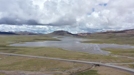 Enorme-Lago-Al-Lado-De-La-Carretera-Apurímac,-Perú