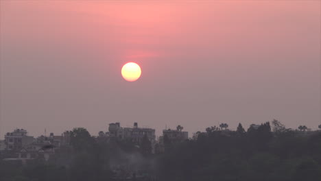 Die-Morgensonne,-Die-über-Den-Dächern-Der-Häuser-In-Kathmandu-Aufgeht