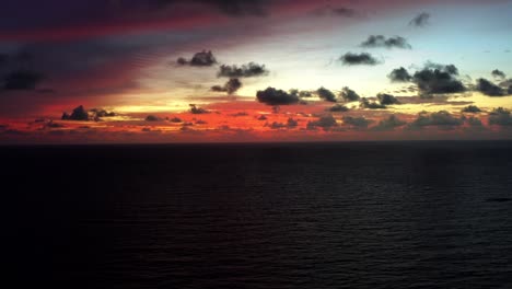 Luftdrohnenaufnahme-Eines-Atemberaubenden-Roten-Sonnenaufgangs-Mit-Dem-Weiten-Ozean-Darunter-An-Einem-Warmen-Sommermorgen-Im-Norden-Brasiliens-In-Der-Nähe-Von-Joao-Pessoa