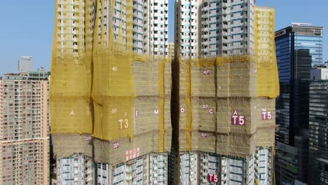 Traditionelles-Bambusgerüst,-Das-Ein-Neues-Wolkenkratzer-Wohngebäude-In-Der-Innenstadt-Von-Hongkong-Bedeckt