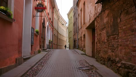 Estrecha-Calle-Adoquinada-Del-Casco-Antiguo-De-Vilnius-En-Lituania-Durante-El-Día