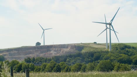 Windkraftanlagen-Drehen-Sich-Schnell-An-Einem-Warmen-Sonnigen-Tag-In-Der-Englischen-Landschaft