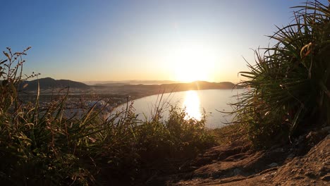 Zeitraffer-Auf-Der-Spitze-Des-Berges-Sonnenuntergang-Im-Meer-Und-In-Den-Bergen-Natur-Und-Strand-Zeitraffer-In-Florianopolis-Santa-Catarina