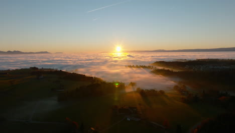 Wunderschöner-Sonnenuntergang-über-Wäldern-In-Der-Nähe-Des-Dorfes-Savigny-Mit-Winternebel,-Der-Die-Gesamte-Genfer-Seenregion-Im-Waadtland,-Schweiz,-Bedeckt
