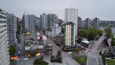 B-Roll-Hemp-City-Park-By-English-Bay-Deslizándose-Por-Los-Frondosos-árboles-Verdes-Junto-Al-Condominio-En-El-Centro-De-Vancouver-Bc-Canadá
