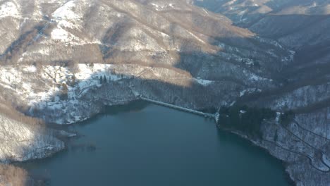 Luftaufnahme-Eines-Von-Schnee-Umgebenen-Sees